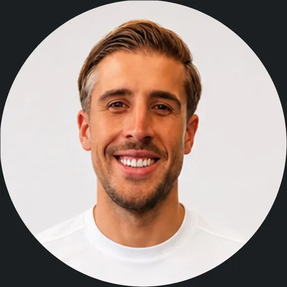Alberto Villapalos, sonriendo, con camiseta blanca